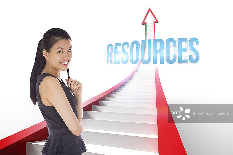 若有所思的女商人，背景是带有阶梯图形的红色箭头，“资源”字样图片素材