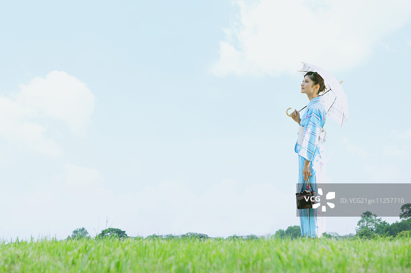 穿着浴衣打着阳伞的女人图片素材