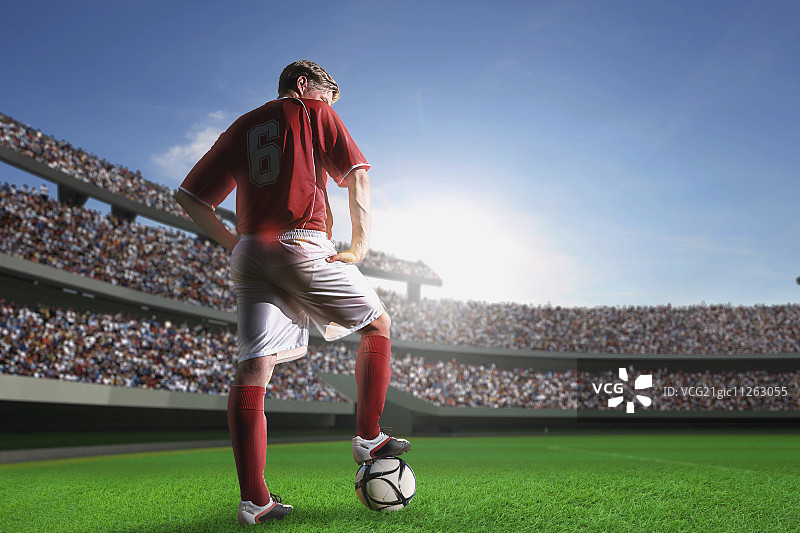 足球运动员持球站立图片素材