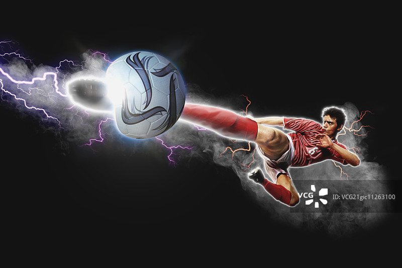 半空中踢球的足球运动员图片素材