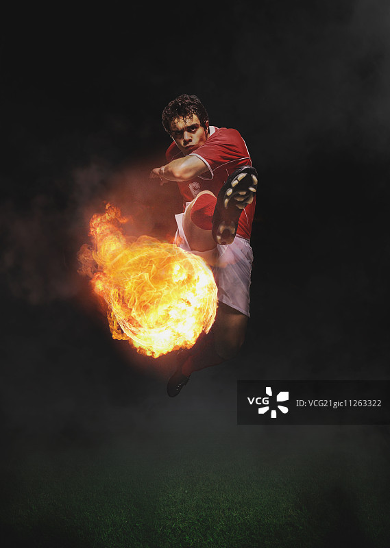半空中踢球的足球运动员图片素材