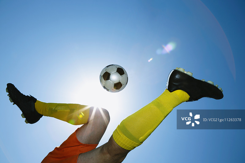 足球运动员在空中踢球图片素材