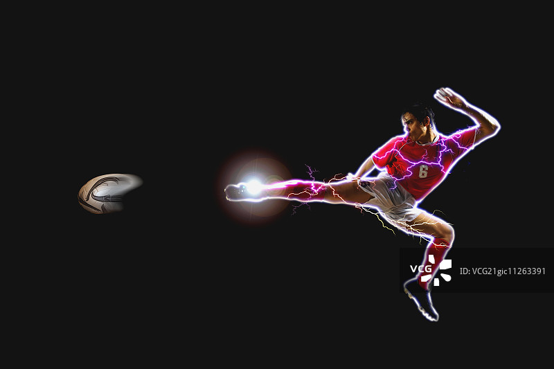 半空中踢球的足球运动员图片素材
