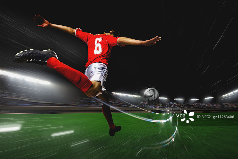 踢球的足球运动员图片素材