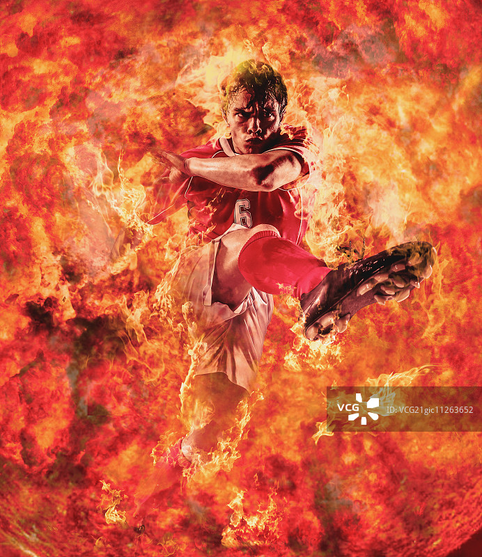 半空中踢球的足球运动员图片素材