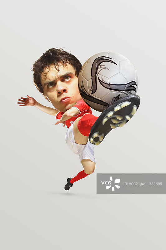 半空中踢球的足球运动员图片素材