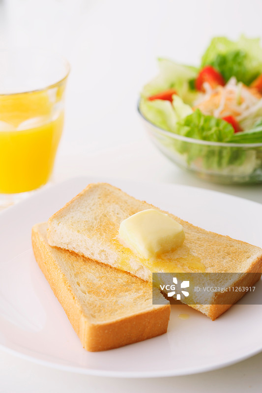 烘焙，面包，早餐，黄油，涂黄油的吐司，烹饪，横截面，美味，饮品，食物，玻璃杯，一半，室内，果汁，餐，融化，营养，橙子，重叠，简朴，沙拉，主食，餐具，吐司，蔬菜，西式，无人图片素材