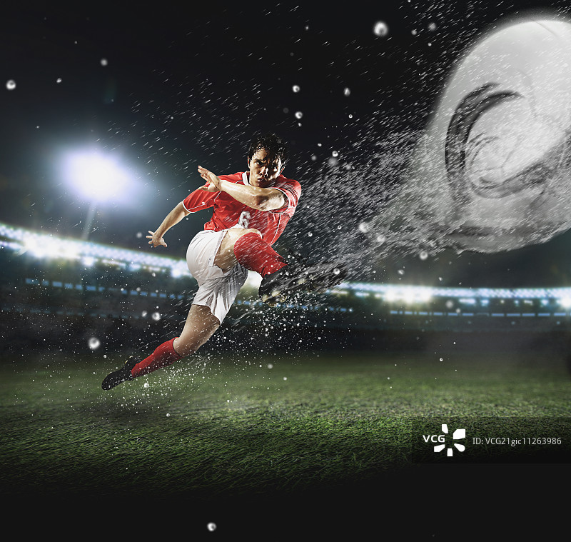 踢球的足球运动员图片素材
