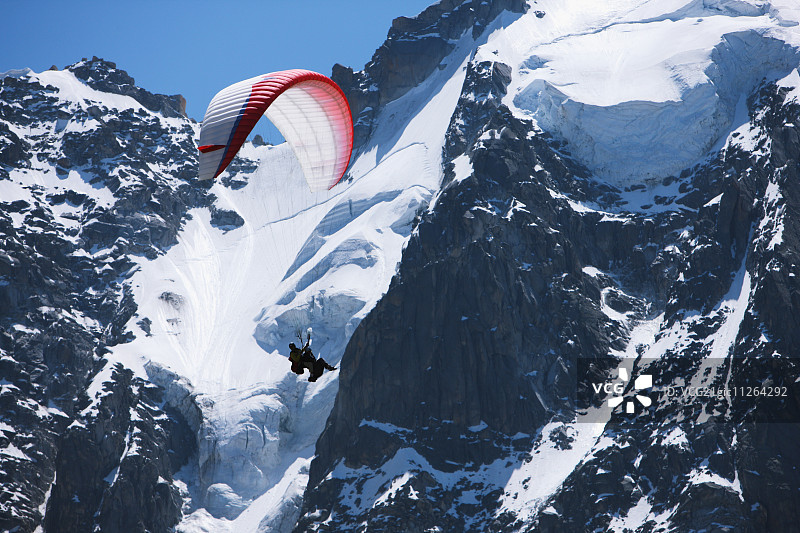 滑翔伞飞行图片素材