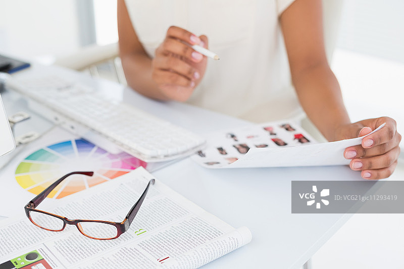 照片编辑器在办公室处理样片图片素材