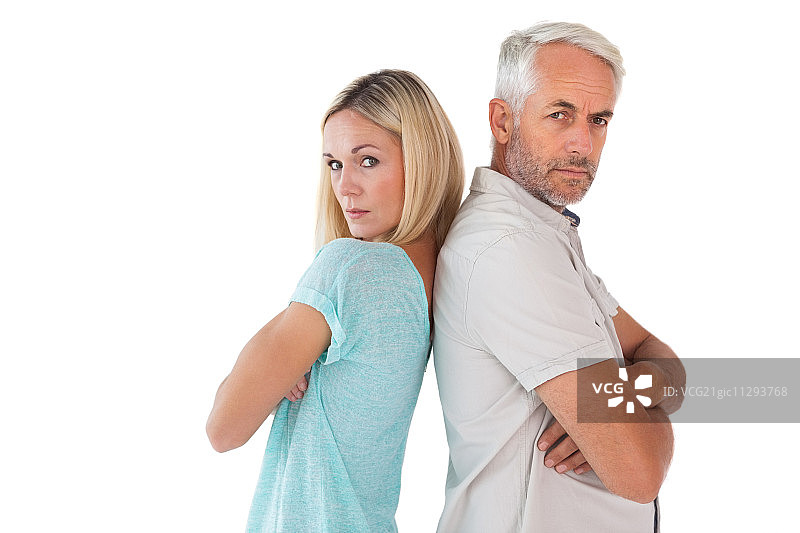 不快乐的夫妇在白色背景下互不交谈图片素材