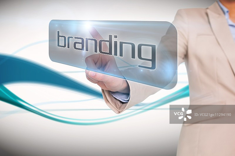 女商人指向抽象蓝色背景上的品牌词语图片素材