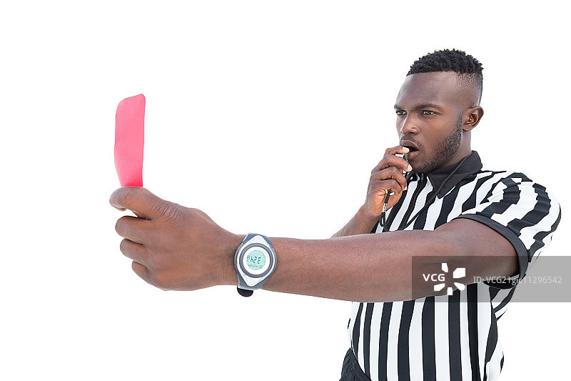 在白色背景下出示红牌并吹口哨的严肃裁判图片素材