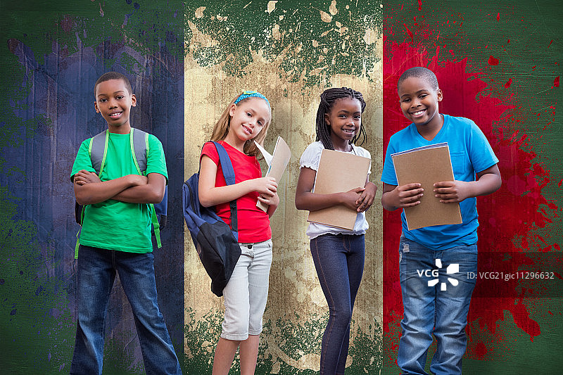 可爱的学生对着镜头微笑，背景是法国国旗图片素材