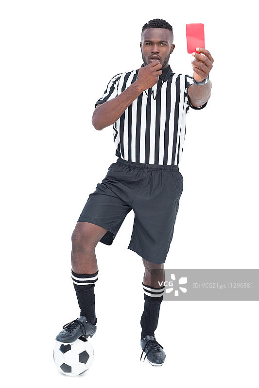 严肃的裁判在白色背景前举红牌图片素材