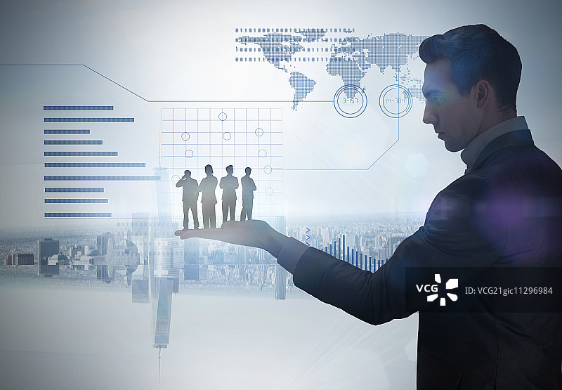 商务人士双臂交叉站立，被站在可俯瞰城市的大窗户的房间里的巨型商人控制图片素材