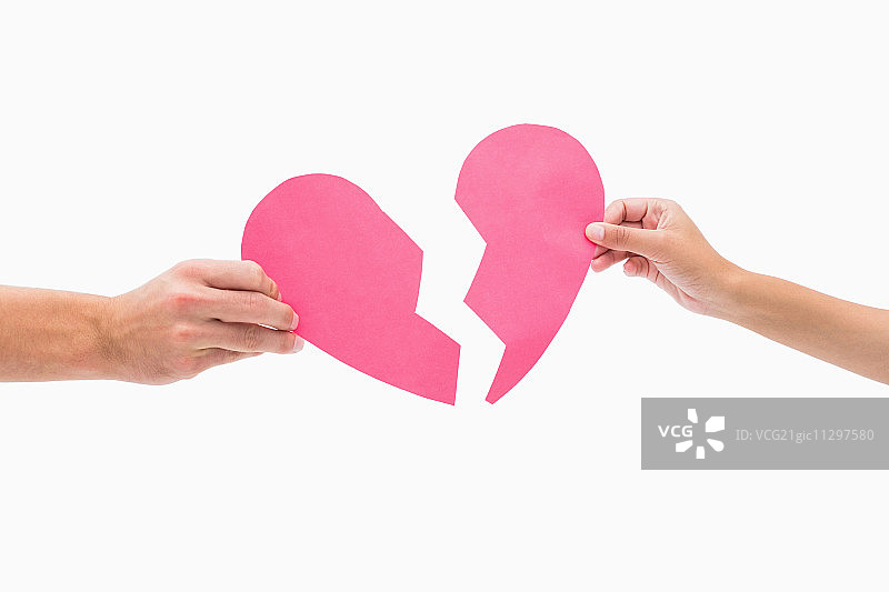 手持两半破碎的心，白色背景图片素材