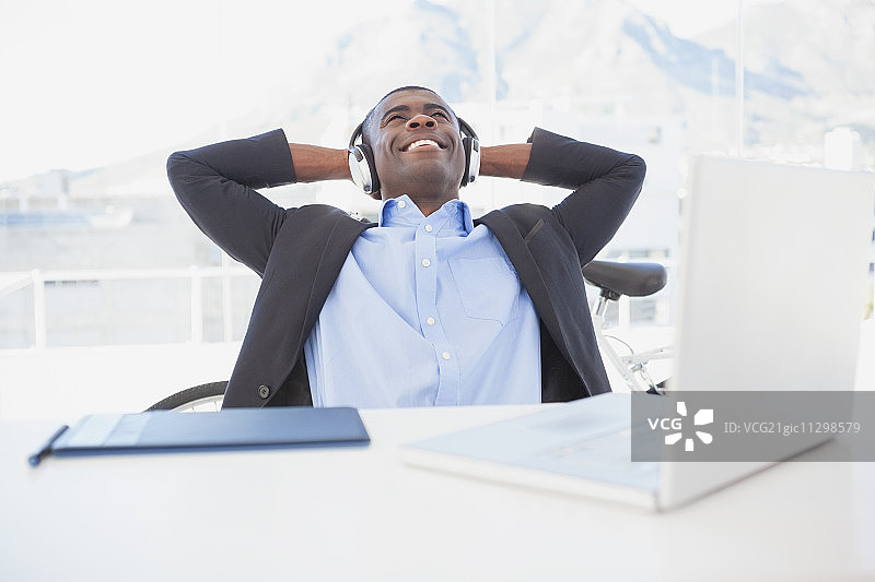 设计师在办公室放松图片素材