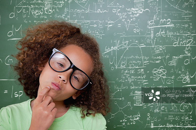 思考火箭科学理论的可爱小学生图片素材