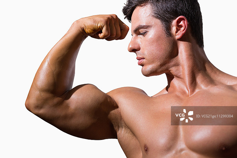 健壮男人赤膊在白色背景上展示肌肉特写图片素材