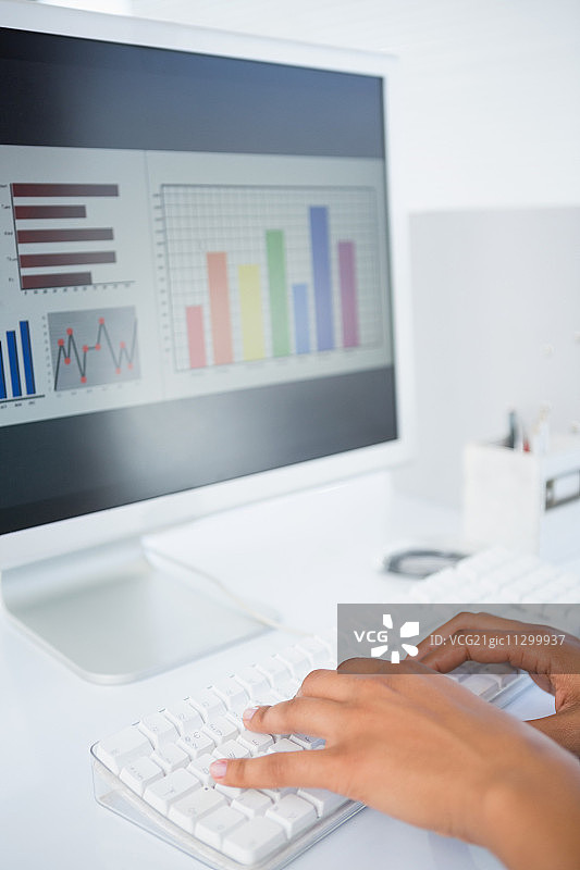 在办公室屏幕上查看数据的职场女性图片素材