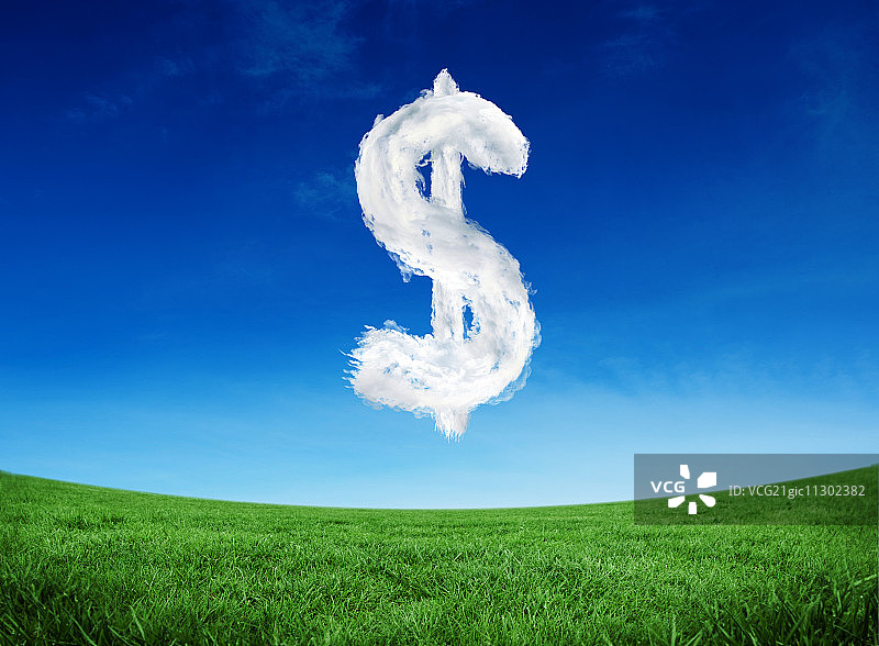 蓝天下绿地上的云朵美元图片素材
