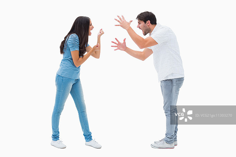 在白色背景上互相吼叫的愤怒情侣图片素材
