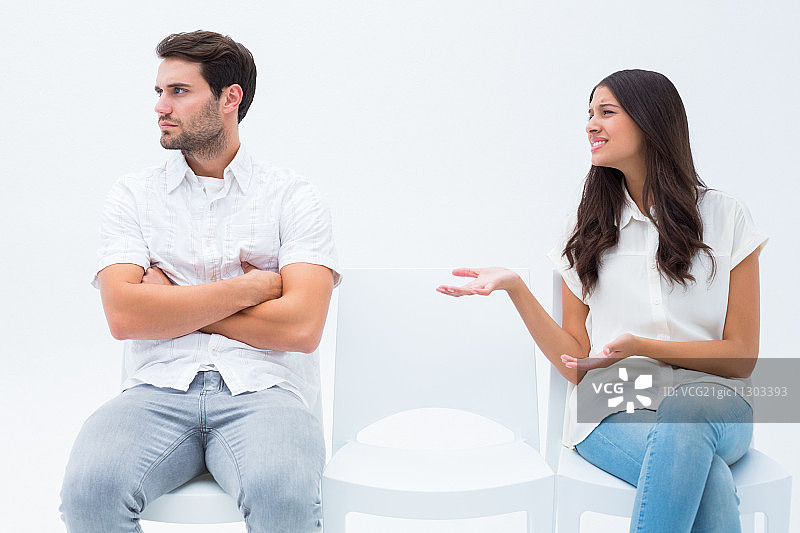 白底，向生气的男友恳求的棕发女子图片素材