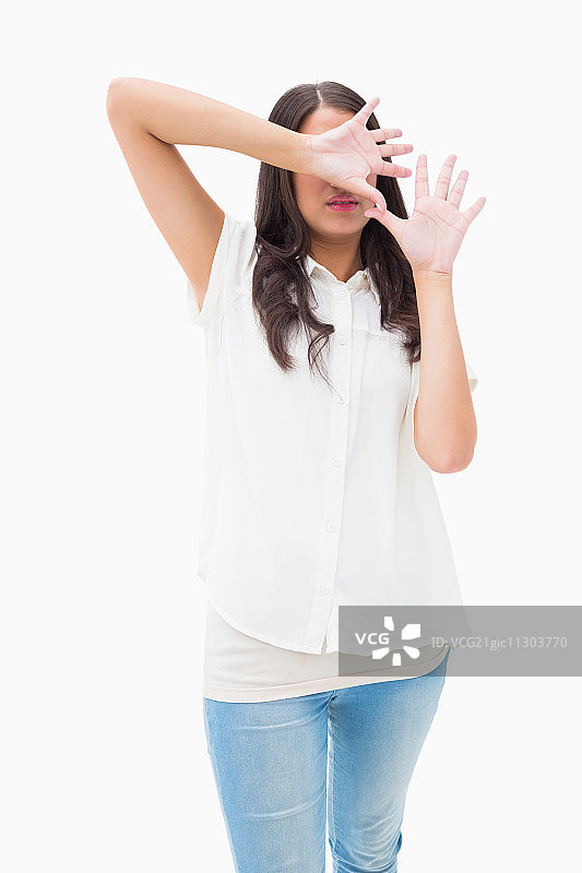 害怕的棕发女子捂住脸图片素材