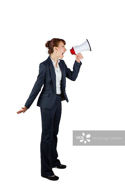愤怒的女商人对着白色背景上的扩音器喊叫图片素材