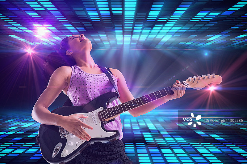 漂亮的女孩在数字炫酷迪斯科设计背景下弹吉他图片素材