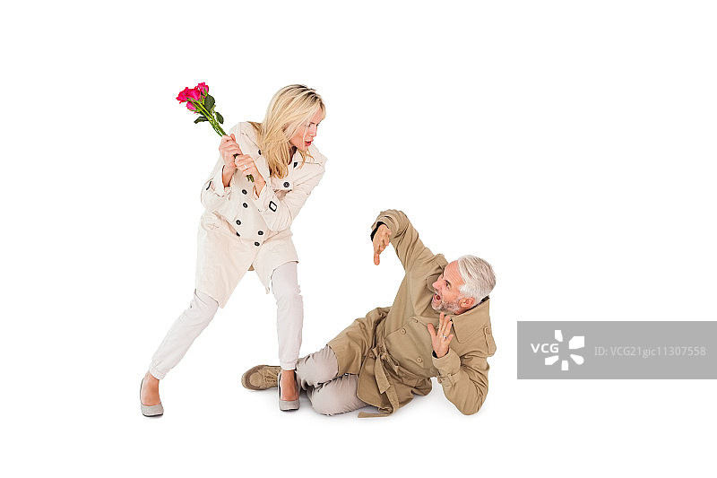 愤怒的女人用玫瑰花束攻击伴侣图片素材