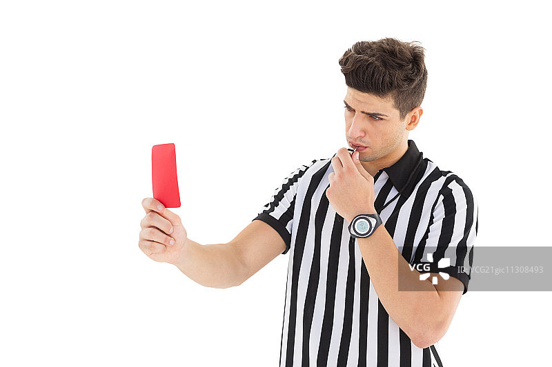 严肃的裁判员在白色背景上出示红牌图片素材