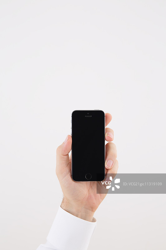 中年男人手持智能手机图片素材