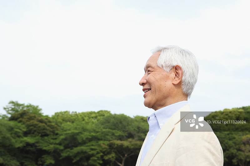 公园里年长的日本男人图片素材