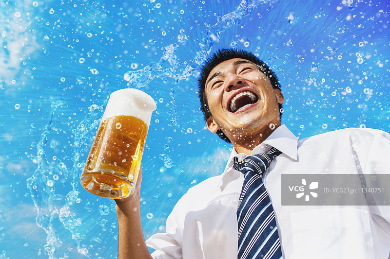 喝生啤的日本商人图片素材
