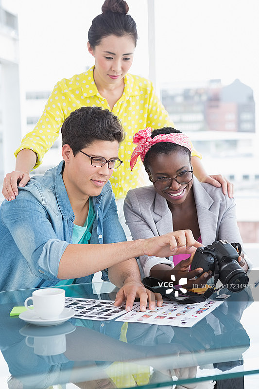 在创意办公室举行会议的年轻创意团队图片素材