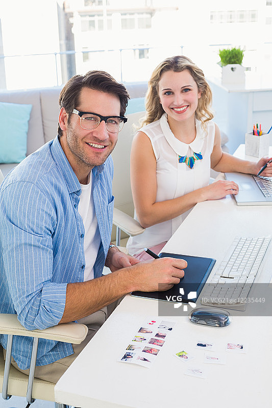 在办公室使用绘图板的休闲照片编辑图片素材