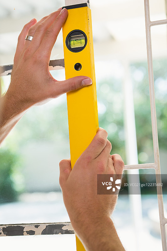 新房窗户上的水平仪图片素材