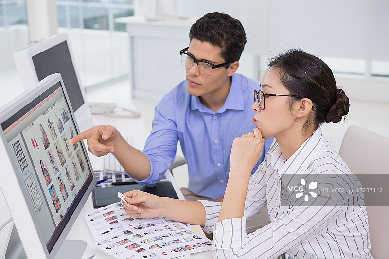 创意团队在创意办公室的办公桌前工作图片素材