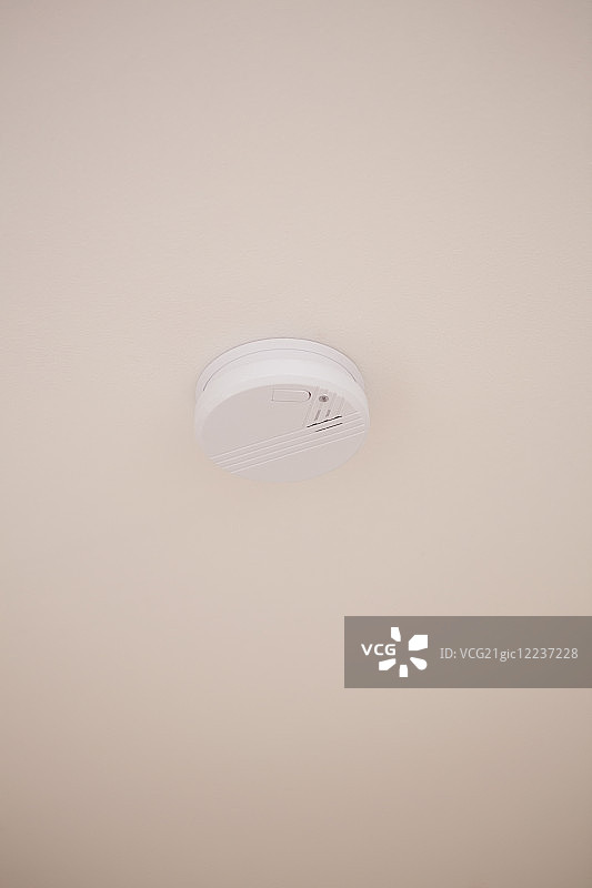天花板上的火灾探测器特写图片素材