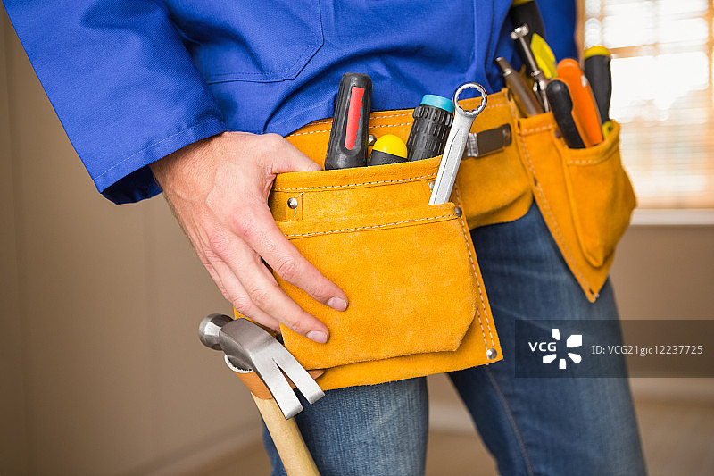 新房里戴着工具腰带的勤杂工特写图片素材