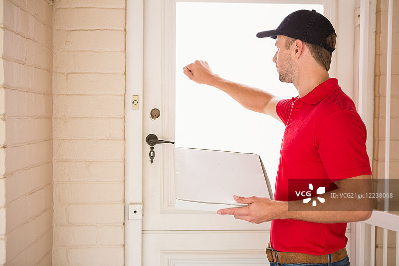 快递员拿着披萨敲门图片素材