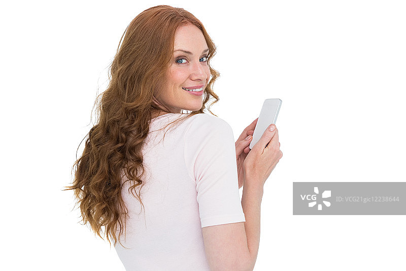 在白色背景上发短信的漂亮红发女人图片素材
