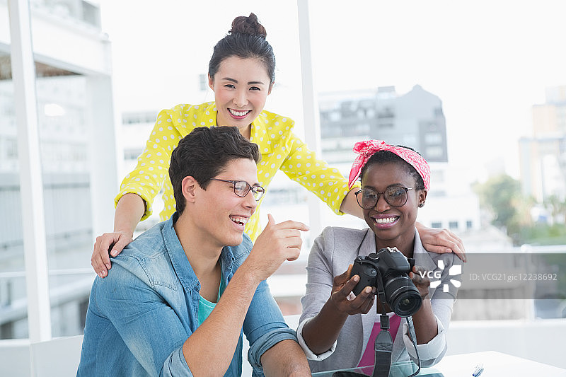 在创意办公室举行会议的年轻创意团队图片素材