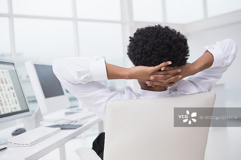 在办公室工作的英俊照片编辑图片素材