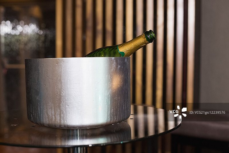 吧台上的冰桶香槟图片素材