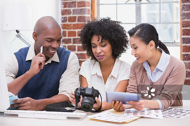 办公室里专注看镜头的休闲摄影师图片素材