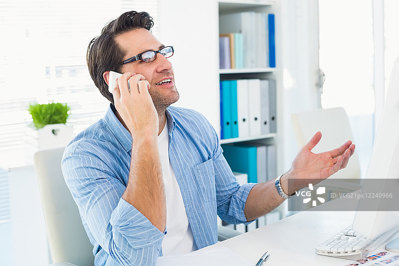 在明亮办公室里使用手机的男照片编辑图片素材