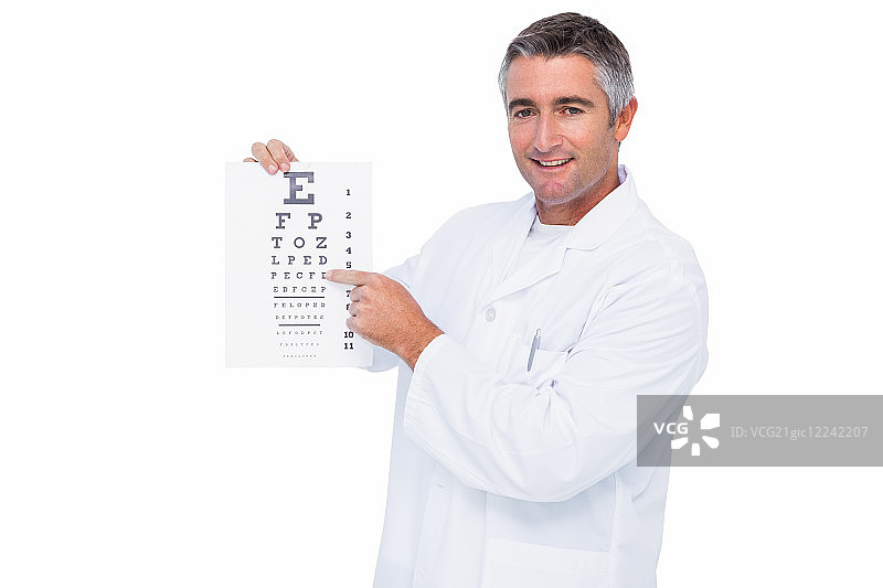 微笑的验光师在白色背景上展示视力测试图片素材